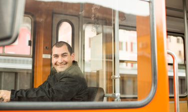 Conducteur de train derrière la fenêtre Conducteur de train derrière la fenêtre